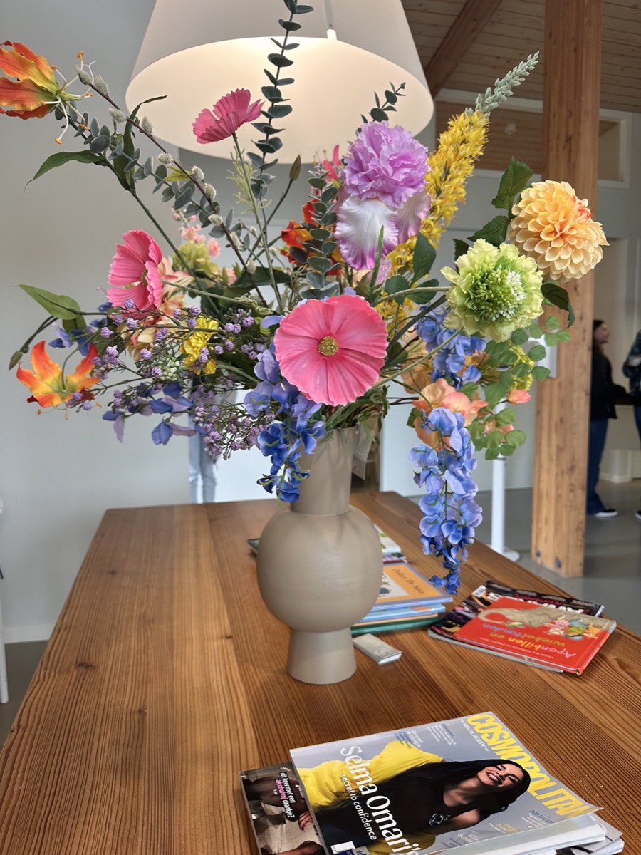 Kleurrijk zijden boeket op een houten tafel